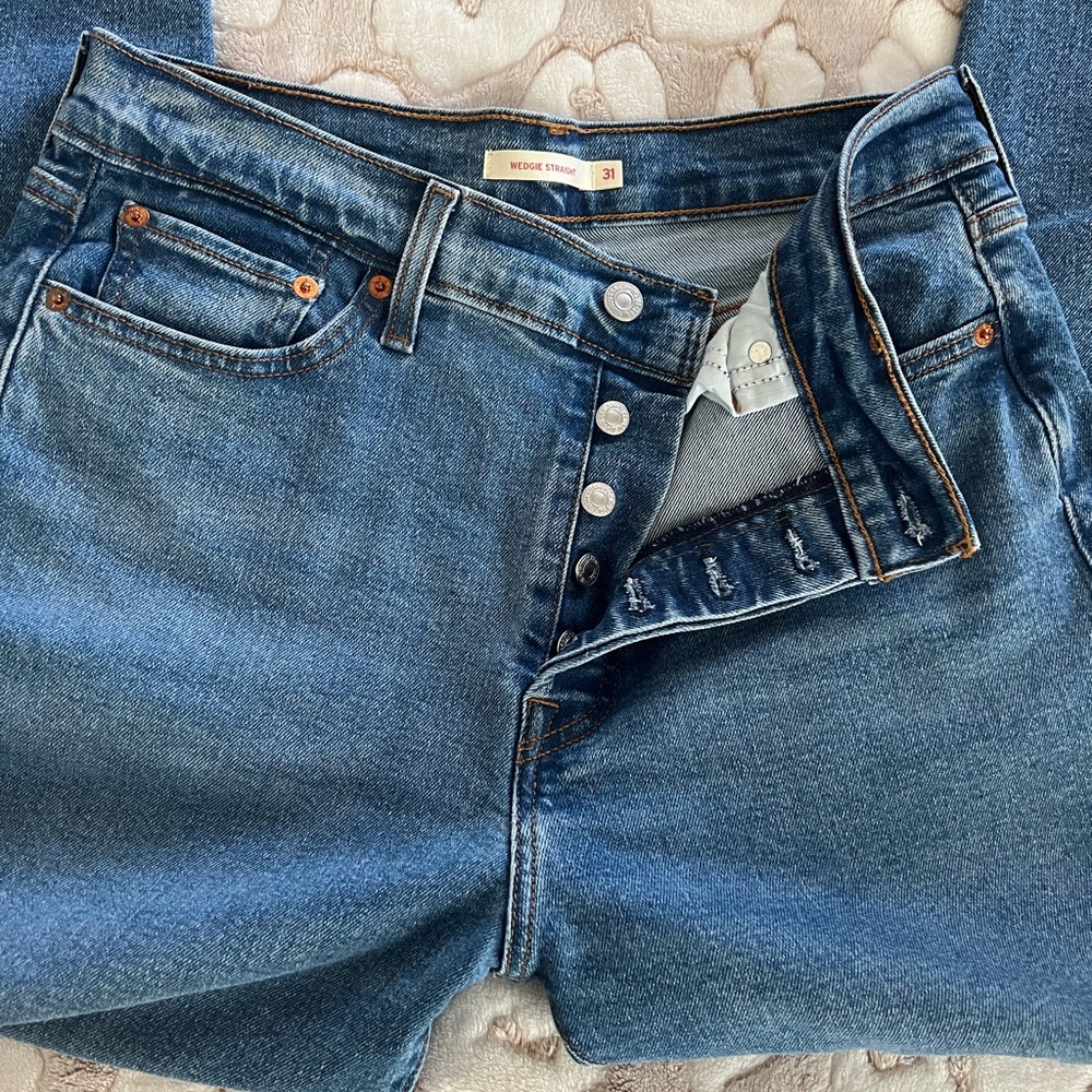 Levi’s Wedgie Straight Jeans. Color: Love in the Mist